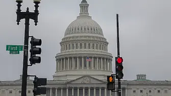 Въоръжет с огнестрелно оръжие мъж се затича към сградата на Конгреса на САЩ