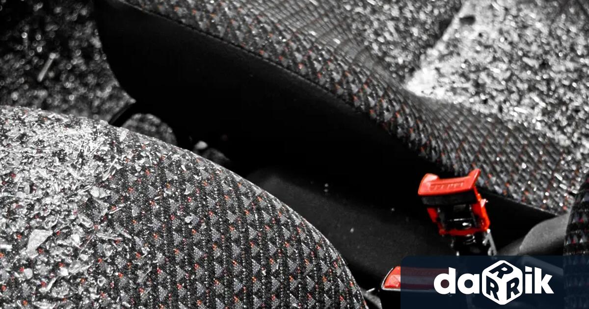 Лек автомобил се обърна по таван след катастрофа станала тази