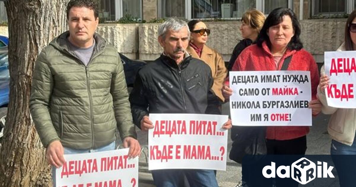 Десетки близки приятели и съпричастни граждани се събраха пред Съдебната