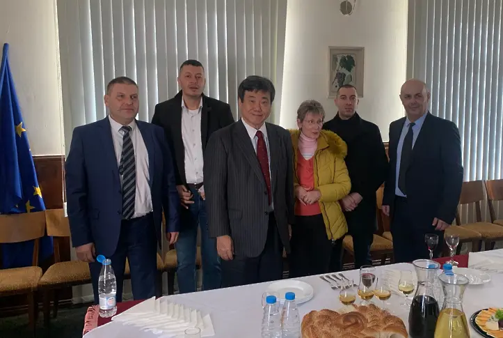 С тържествен ритуал по зарязване на лозята Институтът по лозарство и винарство – Плевен отбеляза празника на лозаря