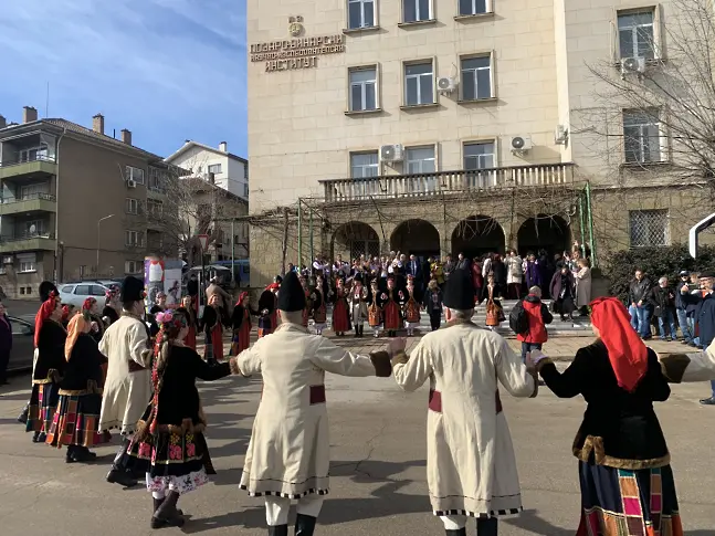 С тържествен ритуал по зарязване на лозята Институтът по лозарство и винарство – Плевен отбеляза празника на лозаря