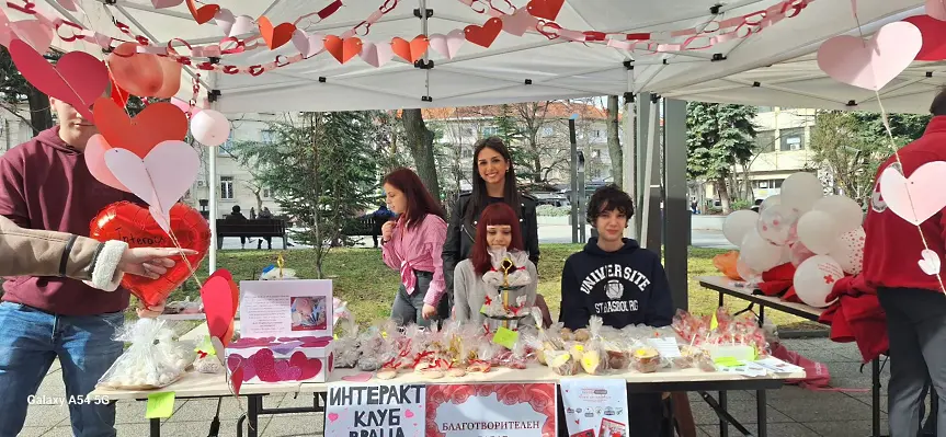 Враца почервеня от сърцата и балоните  на младежите за Деня на влюбените