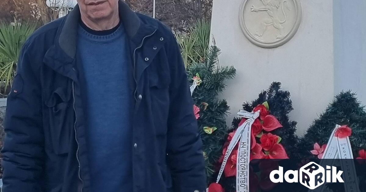 Големият български историк проф Пламен Павлов се поклони пред паметника