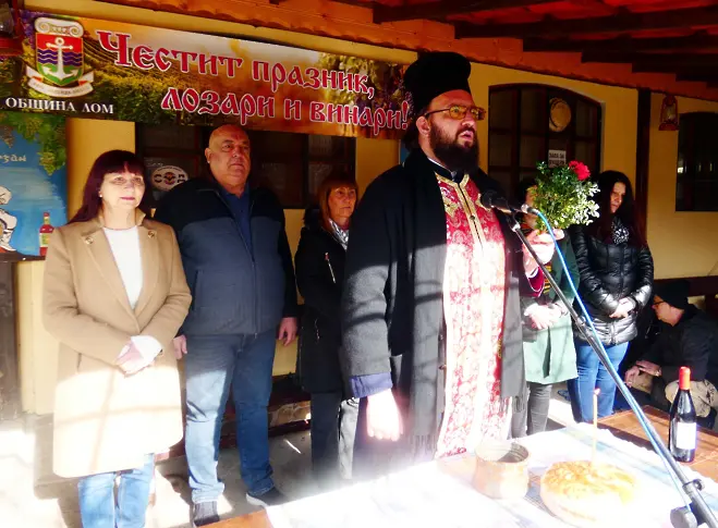 С конкурс за най-добро вино, фолклорна програма и народно веселие бе отбелязан Деня на лозаря в Лом