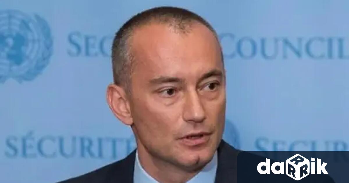 Българският дипломат Николай Младенов наблюдаващ договореното с посредничеството на САЩ