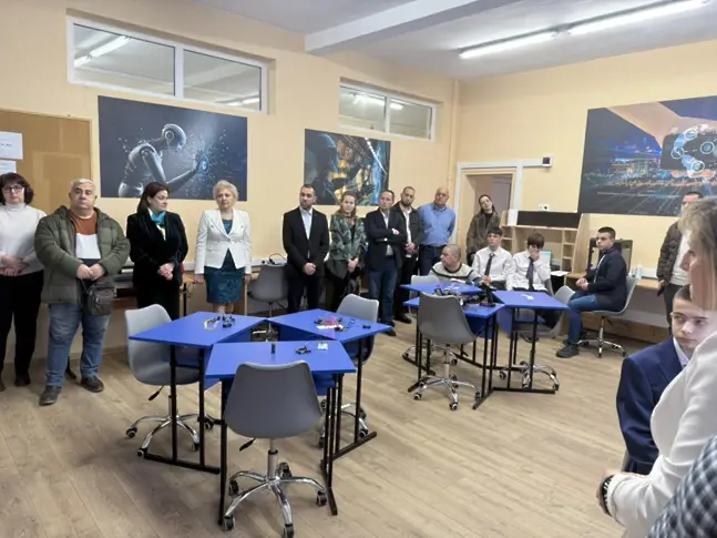 STEM център по математика, информатика и зелени технологии отвори врати в ПГ по механоелектротехника в Плевен 