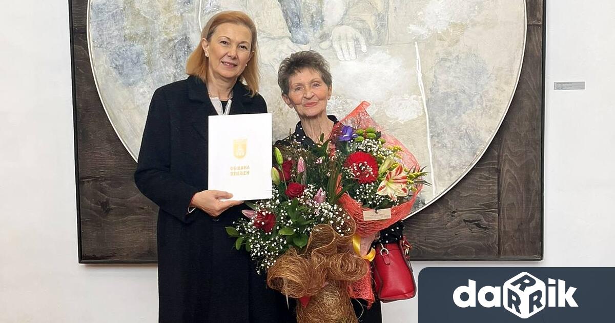 Поздравителен адрес цветя и вино от Община Плевен за дългогодишния