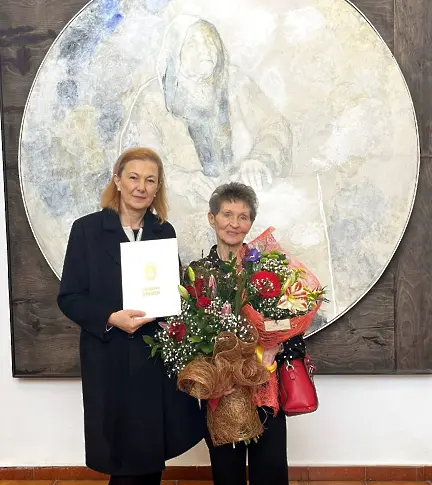 Цветя за дългогодишния директор на ХГ „Дарение – Колекция Светлин Русев“ г-жа Мария Мескин