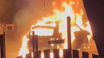 Запалиха автомобила и входната врата на кмета на Бистрица