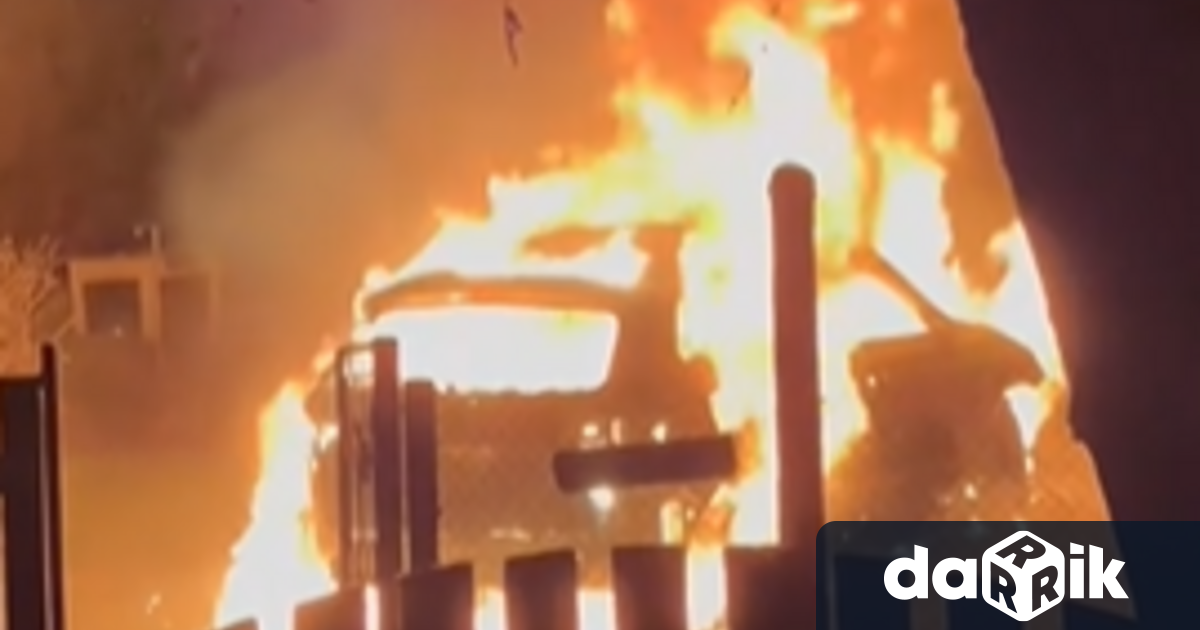 Автомобилът и входната врата на дома на кмета на Бистрица