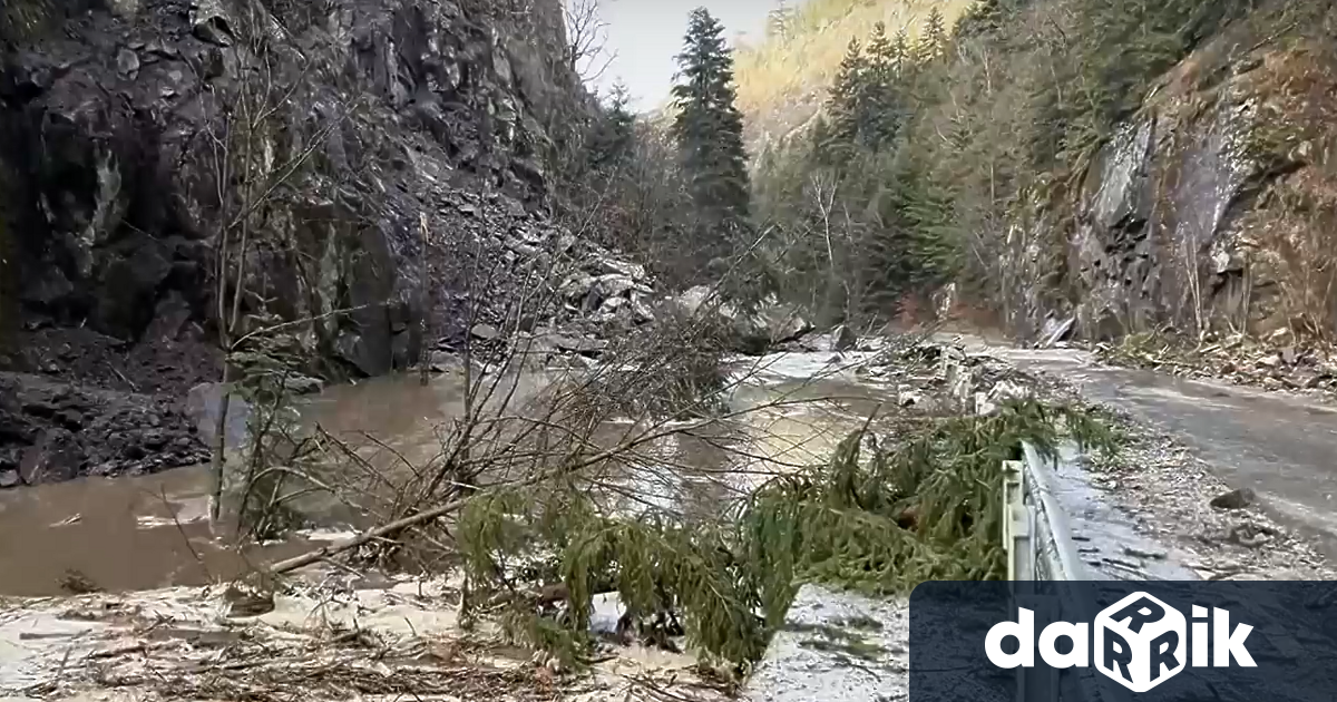 Проливните дъждове в неделя предизвикаха проблеми на места в Южна