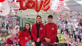 Враца почервеня от сърцата и балоните  на младежите за Деня на влюбените