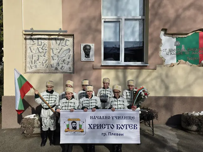 Ученици от НУ „Христо Ботев“, гр. Плевен почетоха паметта на Апостола на свободата с радиопредаване и поднасяне на цветя