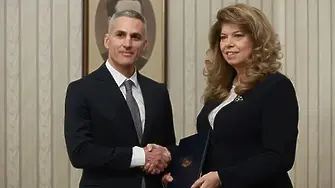 Служебният кабинет встъпва в длъжност с клетва в НС