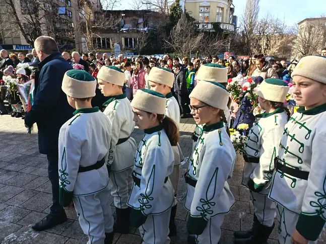 Ученици от НУ „Христо Ботев“, гр. Плевен почетоха паметта на Апостола на свободата с радиопредаване и поднасяне на цветя