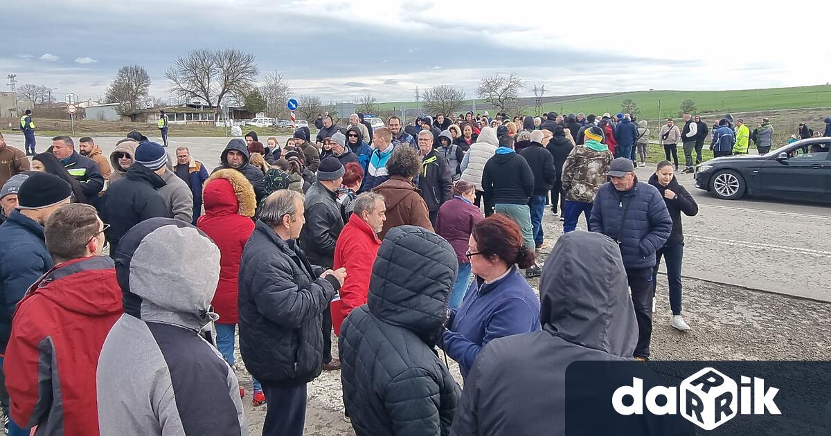 Жители на Елхово спряха движението по международен път I 7 водещ