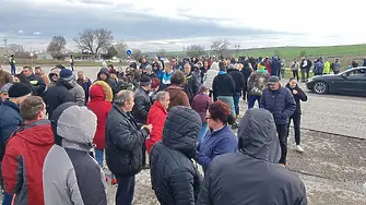 Протест блокира международния път за Лесово