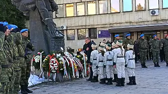 Ученици от НУ „Христо Ботев“, гр. Плевен почетоха паметта на Апостола на свободата с радиопредаване и поднасяне на цветя