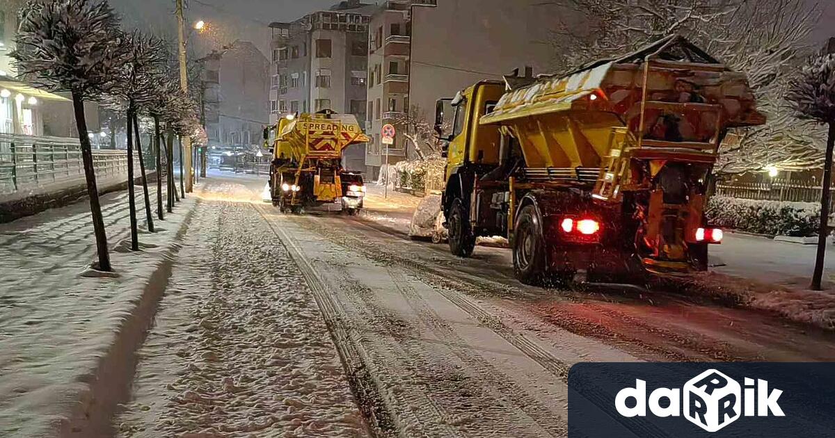 През цялата нощ специализираната техника на БКС почистваше и обработваше