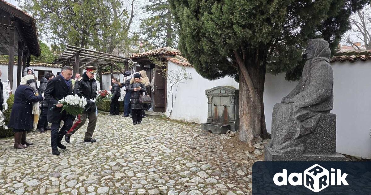 Стотици граждани представители на местната власт и армията почетоха 153