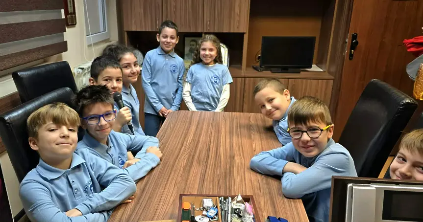 Ученици от НУ „Христо Ботев“, гр. Плевен почетоха паметта на Апостола на свободата с радиопредаване и поднасяне на цветя