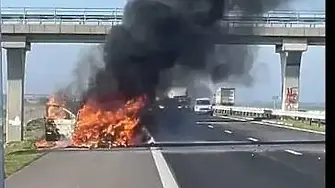 Автомобил горя на „Тракия“, блокира движението в районa на 231 км