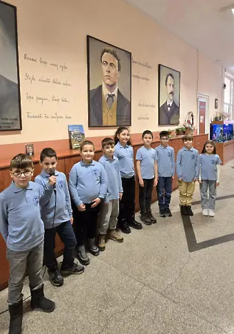 Ученици от НУ „Христо Ботев“, гр. Плевен почетоха паметта на Апостола на свободата с радиопредаване и поднасяне на цветя