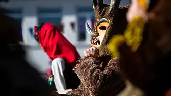 Звън на хлопки и пъстро шествие – кукери "превземат" пловдивския квартал „Коматево“