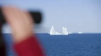 Спасиха двама души попаднали върху парче лед в морето