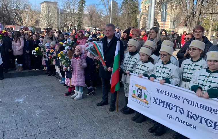 Памет за Апостола - Плевен се преклони пред личността и делото на Васил Левски/СНИМКИ/