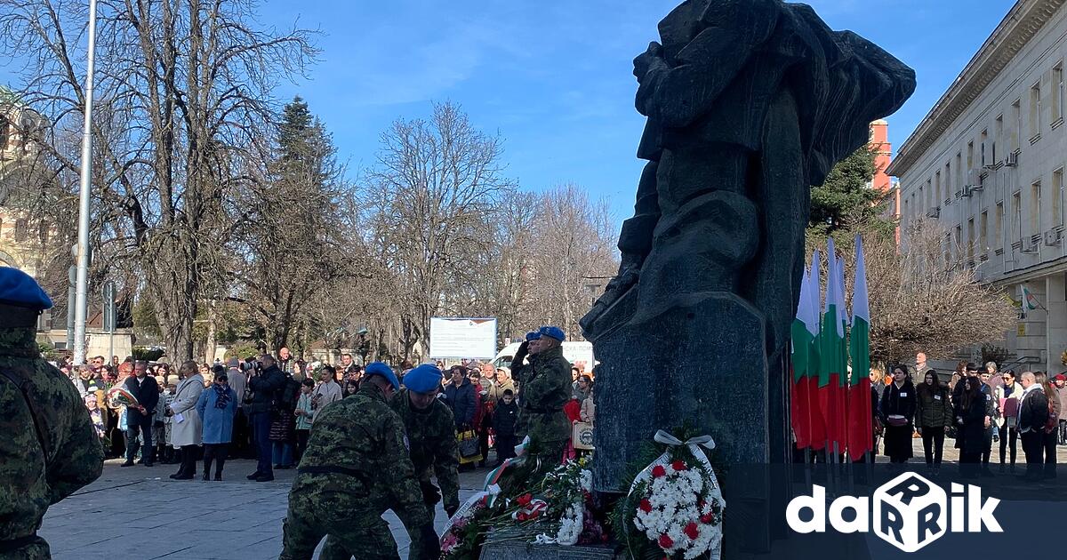 С тържествен ритуал пред паметника на Васил Левски днес Плевен