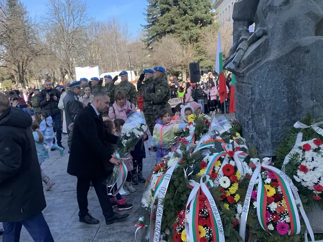 Памет за Апостола - Плевен се преклони пред личността и делото на Васил Левски/СНИМКИ/