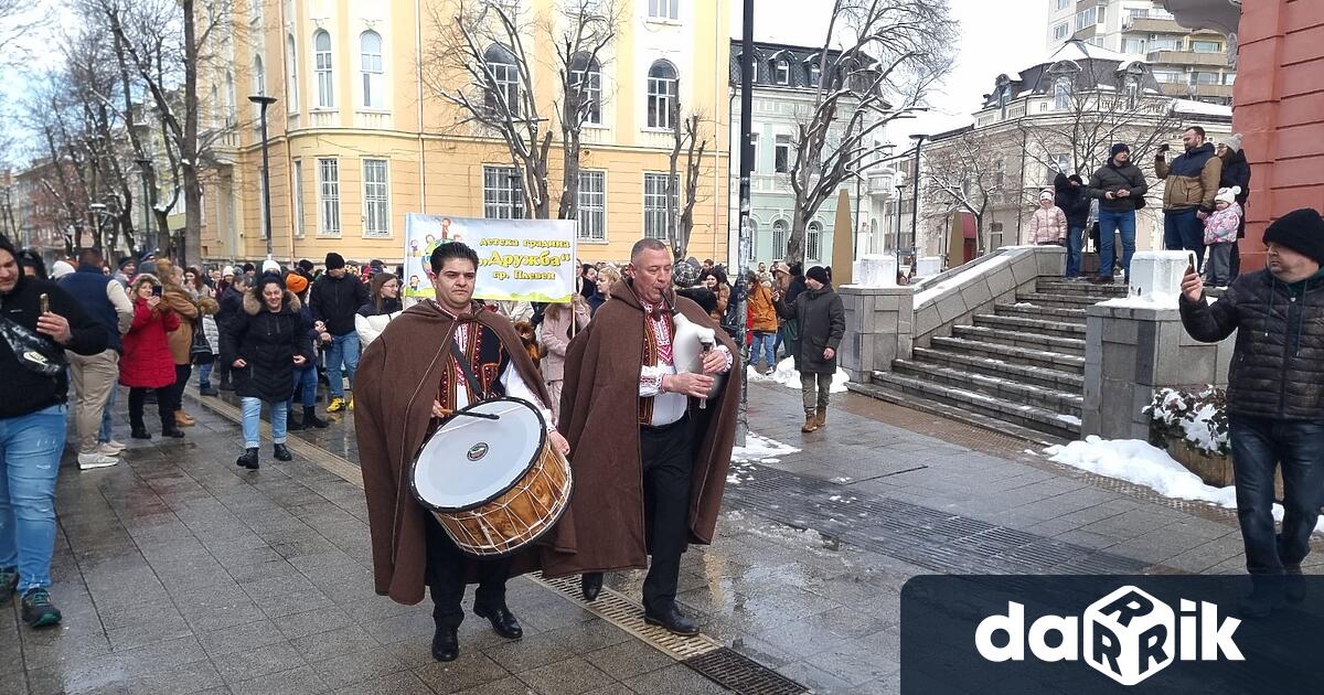 Звънците на десетки малки и големи кукери огласиха днес центъра