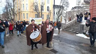 Кукеров хоровод огласи центъра на Плевен на празника Сирни заговезни