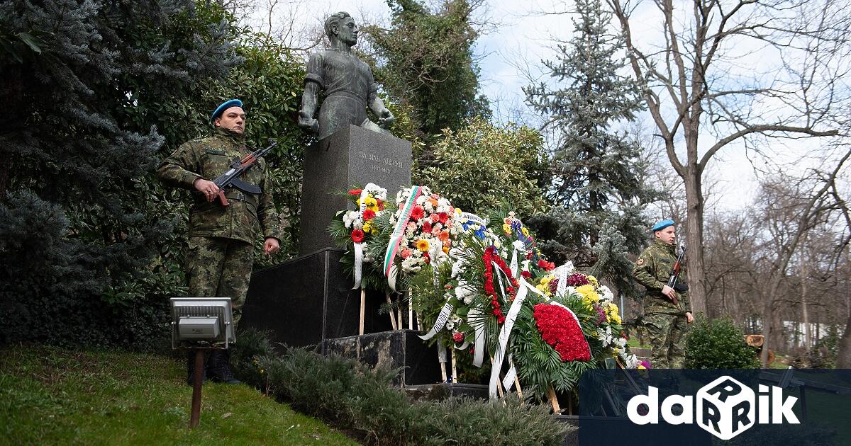 Десетки пловдивчани сведоха глава пред паметта на Васил Левски В