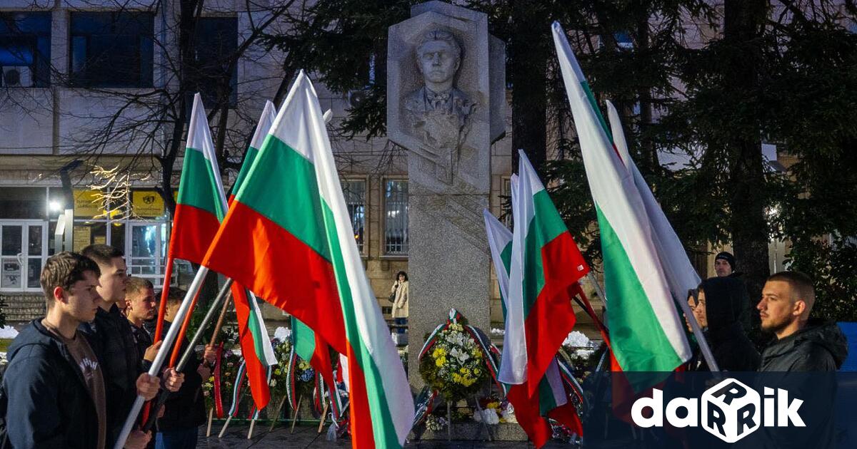 Стотици ученици учители представители на институции и граждани се включиха