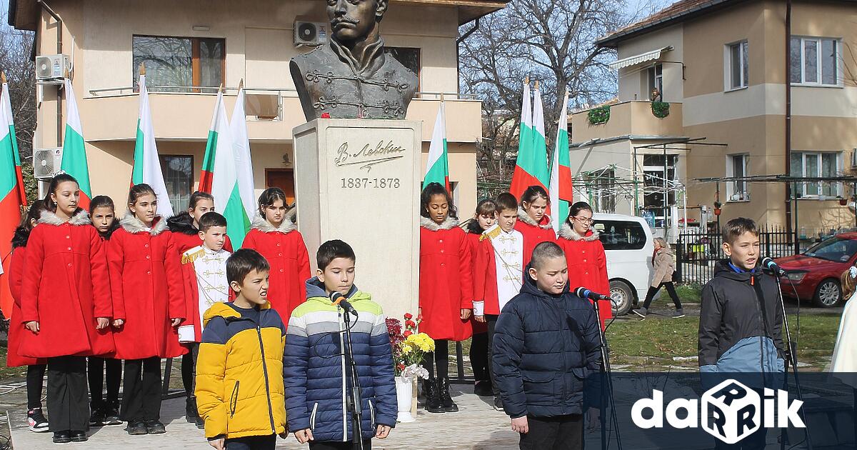 С поклонение пред бюст паметника на Васил Левски гражданството на