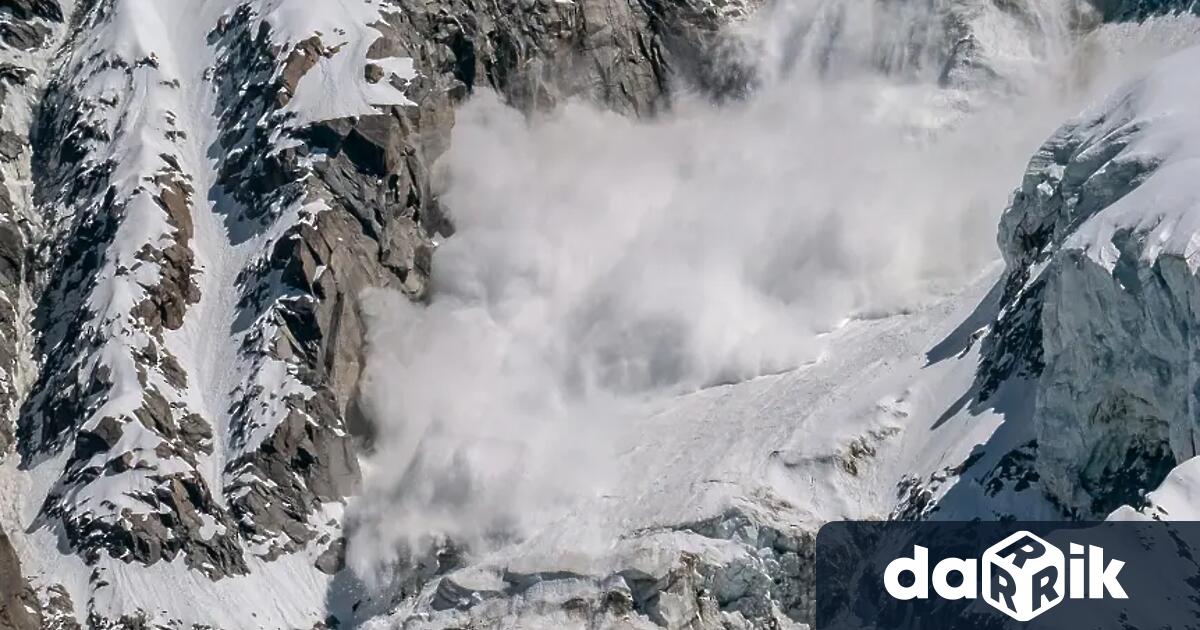 Трима скиори са загинали при падането на лавини в австрийските