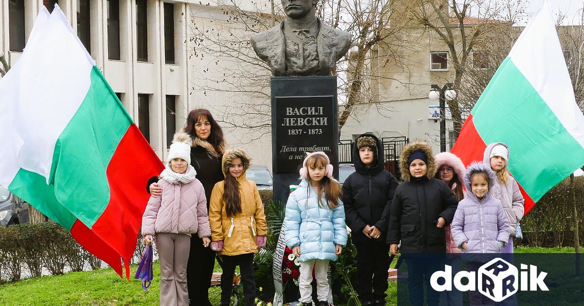 Пред бюст паметника на Васил Левски в Нова Загора жителите