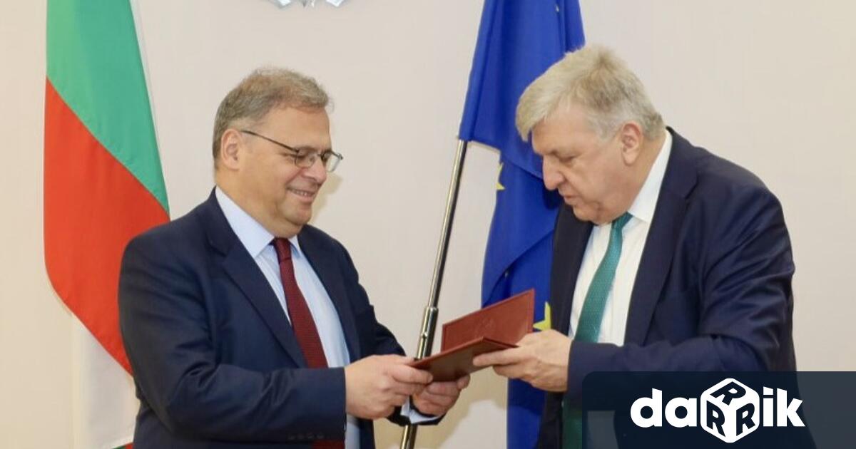 На традиционна церемония по предаване на символичния ключ на Министерството