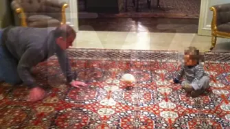 Принц Андрю, дете и топка с форма на женска гърда на смущаващи кадри (СНИМКИ)