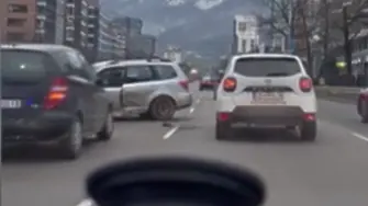 Катастрофа на столичния бул. „България“ затруднява движението