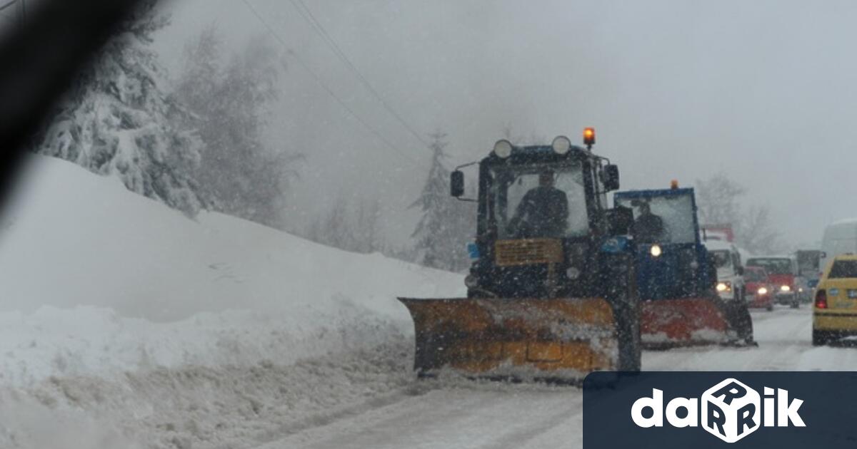 644 снегопочистващи машини обработват настилките по републиканските пътища Трасетата се