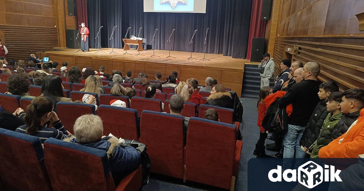 С илюстрации от живота на Васил Левски и снимки от