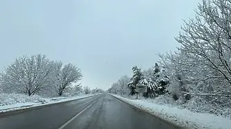 Тежка зимна обстановка в страната: Затворени пътища, закъсали тирове и ограничено движение