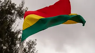 Самолет натоварен с пари се разби в Боливия