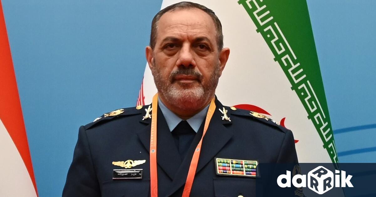 Иранският министър на отбраната Азиз Насирзаде и командващият елитния Корпус