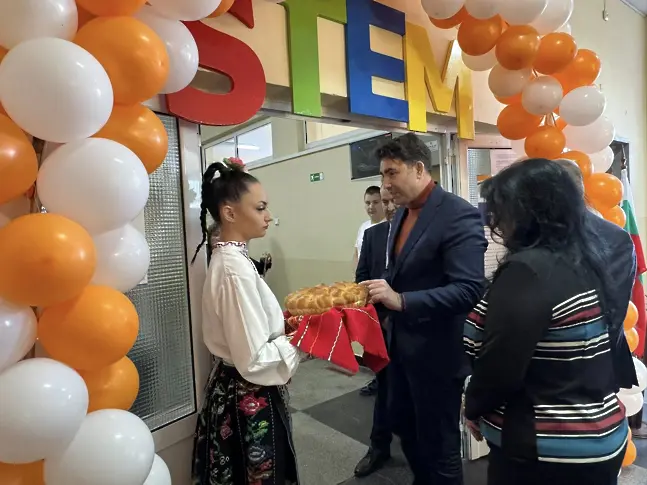 Областният управител инж. Александър Йотков присъства на официалното откриване на СТЕМ център в ПГТ „Проф. Цветан Лазаров“