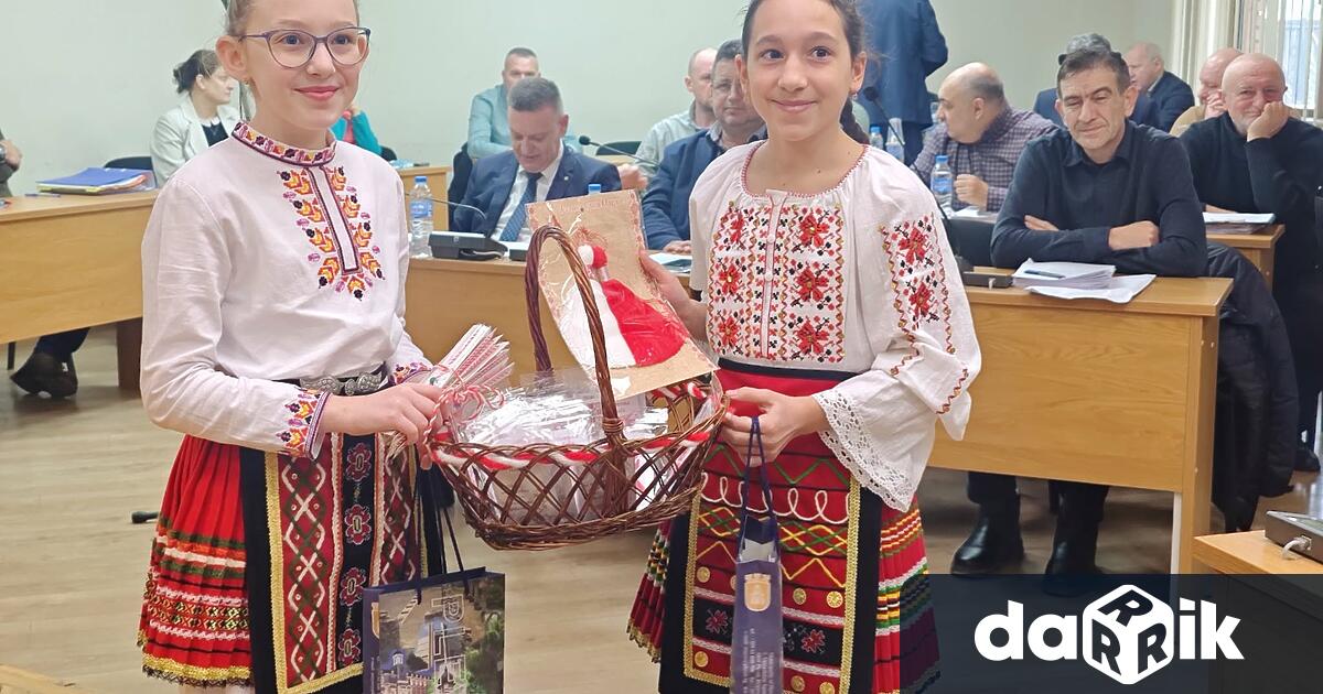 Дни преди празника на Баба Марта деца от Школата по
