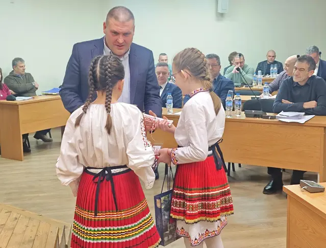  Мартеници за здраве раздаваха в Общинския съвет на Плевен 